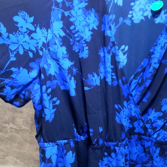 Plus size womens blouse - Picture 3 of 3